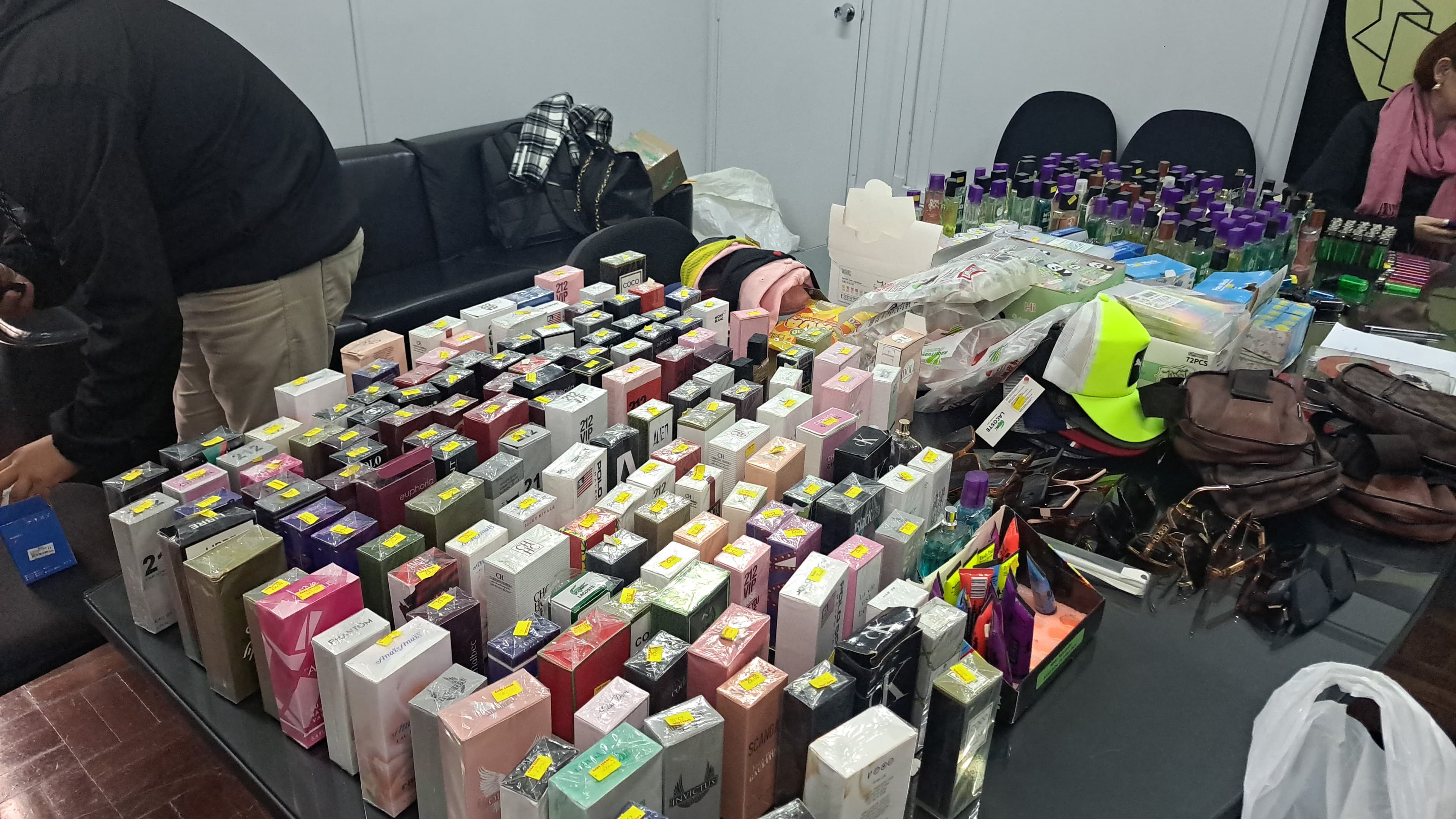 PCPR prende três pessoas e apreende diversos perfumes falsificados em Curitiba