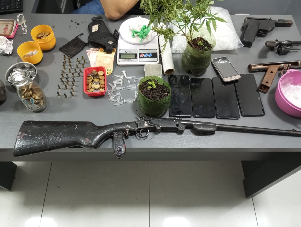 PCPR e PMPR prende casal investigado por tráfico de drogas e posse ilegal de armas em Terra Rica