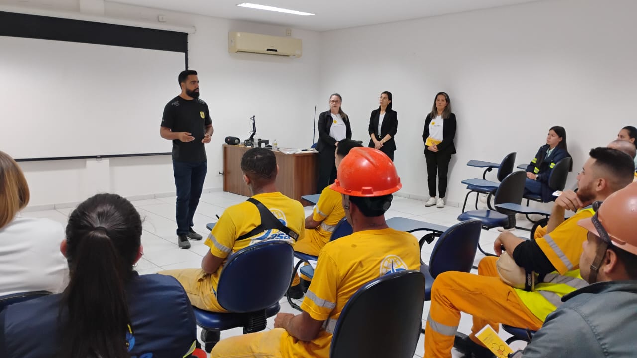 PCPR realiza palestra na PASA para operários da empresa em alusão ao maio laranja, em Paranaguá