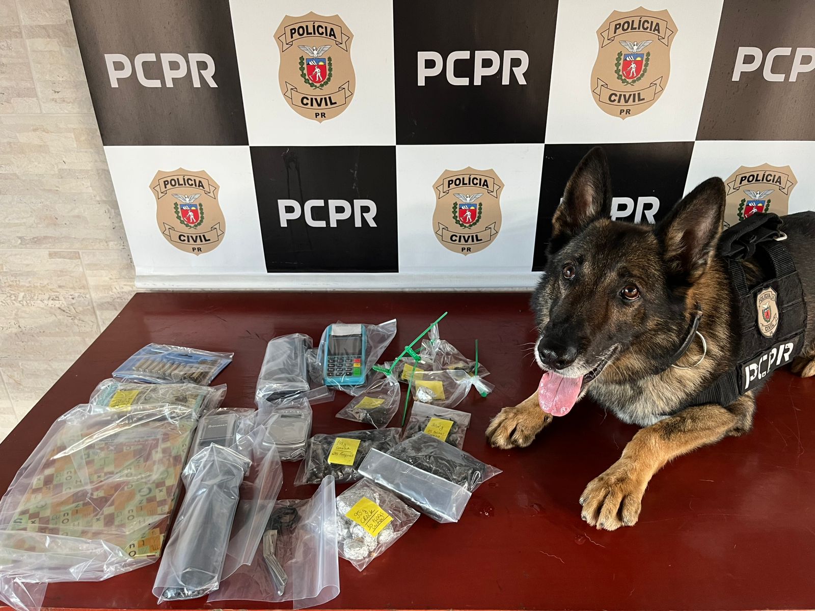 PCPR prende três pessoas por tráfico de drogas e apreende mais de 7 mil reais em dinheiro em Dois Vizinhos