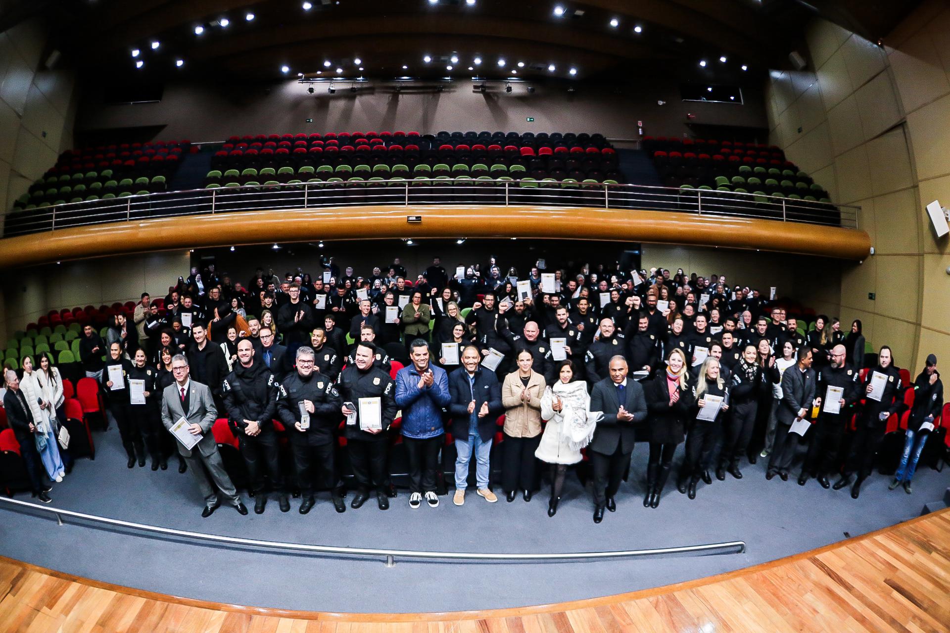 PCPR homenageia 140 servidores com medalhas de serviço policial no Oeste