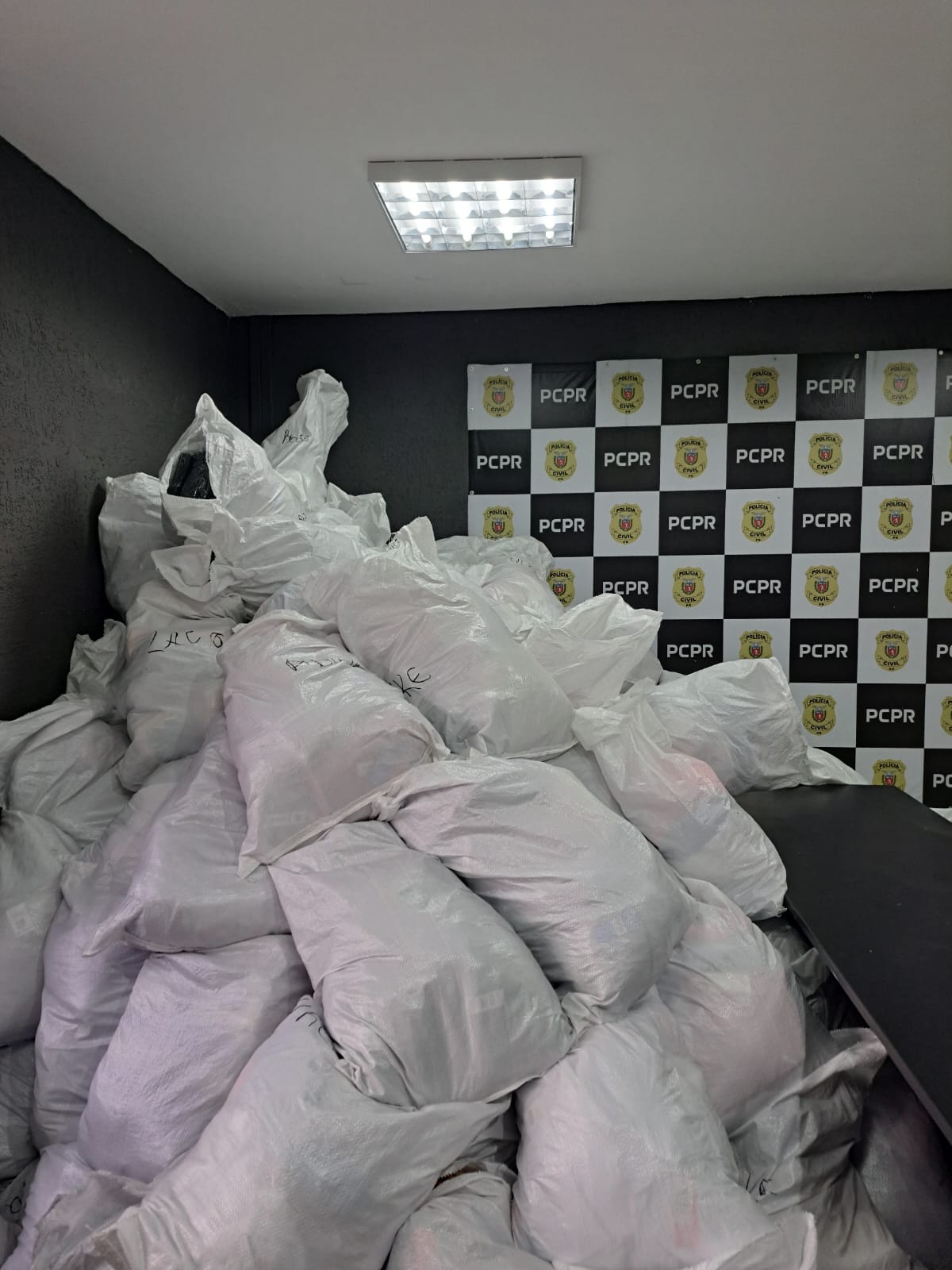 PCPR e Receita Federal prende homem em flagrante e apreendem grande quantidade de produtos falsificados, em Curitiba