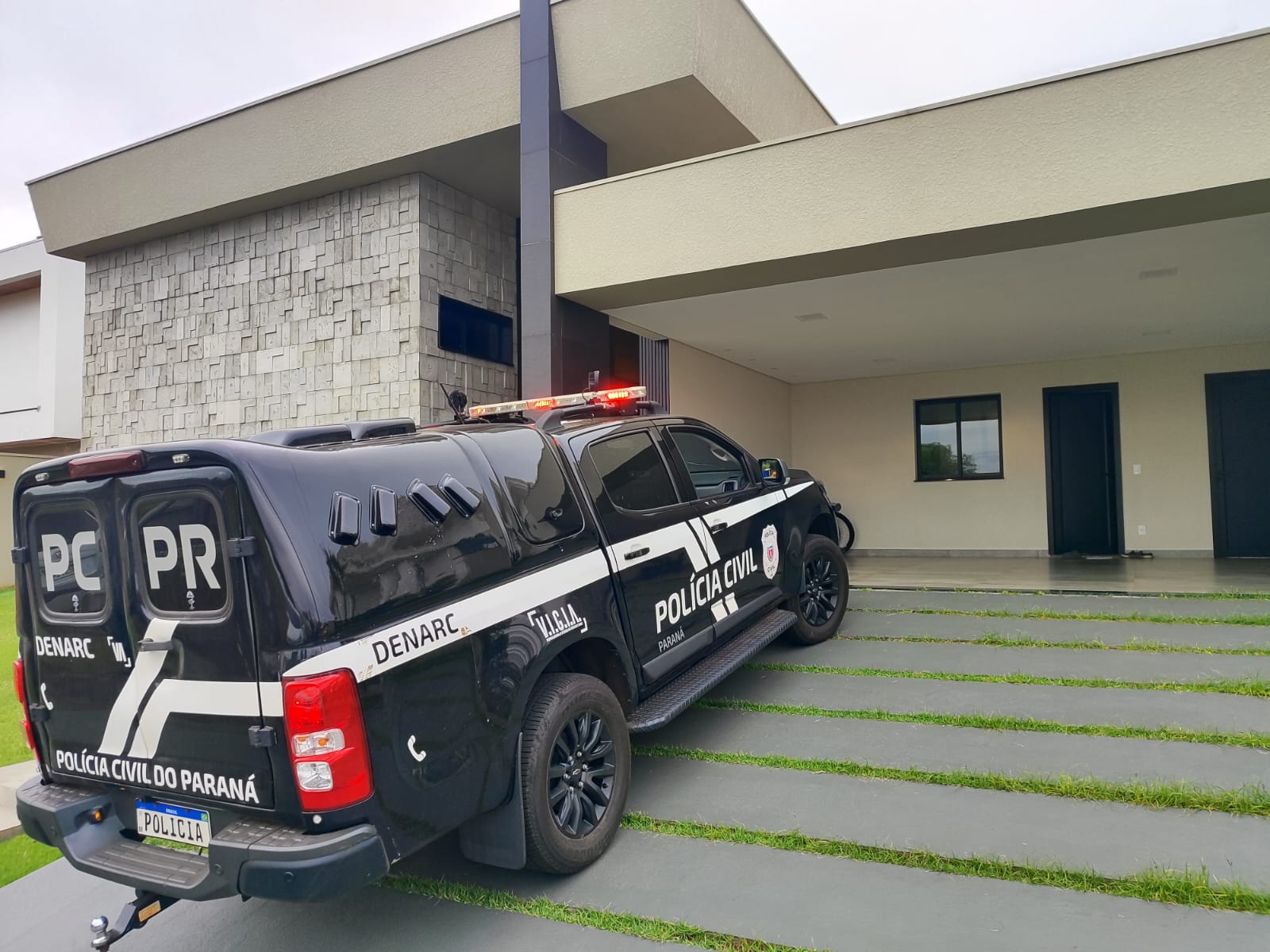 PCPR prende três homens por tráfico de drogas e lavagem de capitais, e bloqueia casa de luxo em Foz do Iguaçu