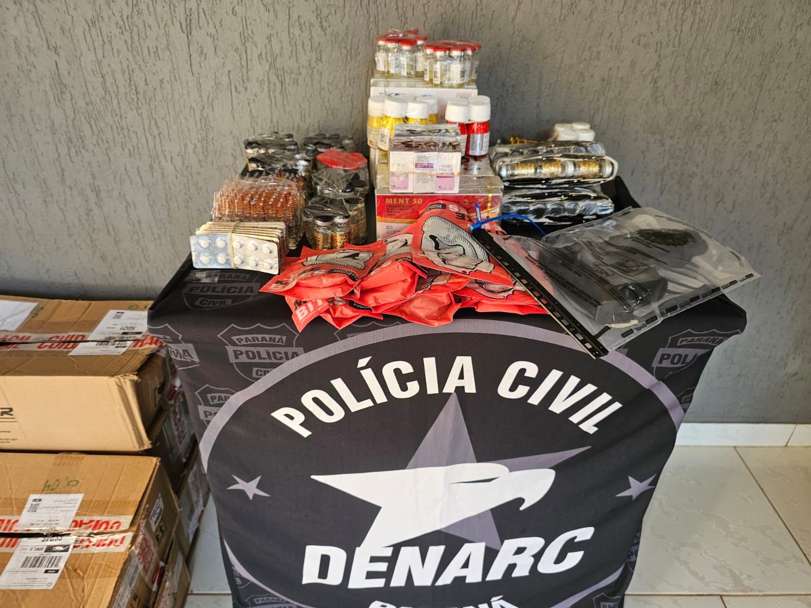 PCPR prende homem em flagrante por posse ilegal de arma e apreende drogas enviadas por comércio eletrônico em Foz do Iguaçu