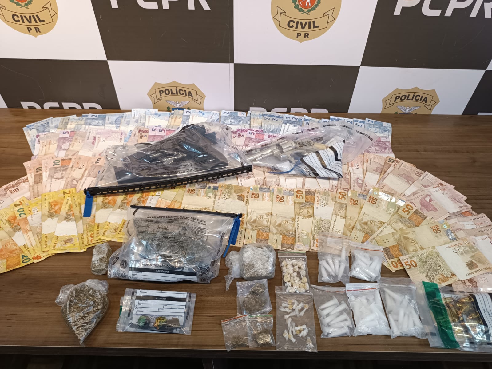 PCPR prende em flagrante quatro pessoas por tráfico de drogas e associação ao tráfico de drogas na Cidade Industrial de Curitiba