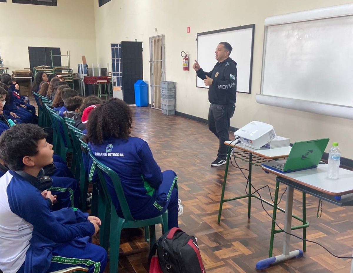 PCPR realiza palestra sobre bullying e cyberbullying em uma escola em Curitiba