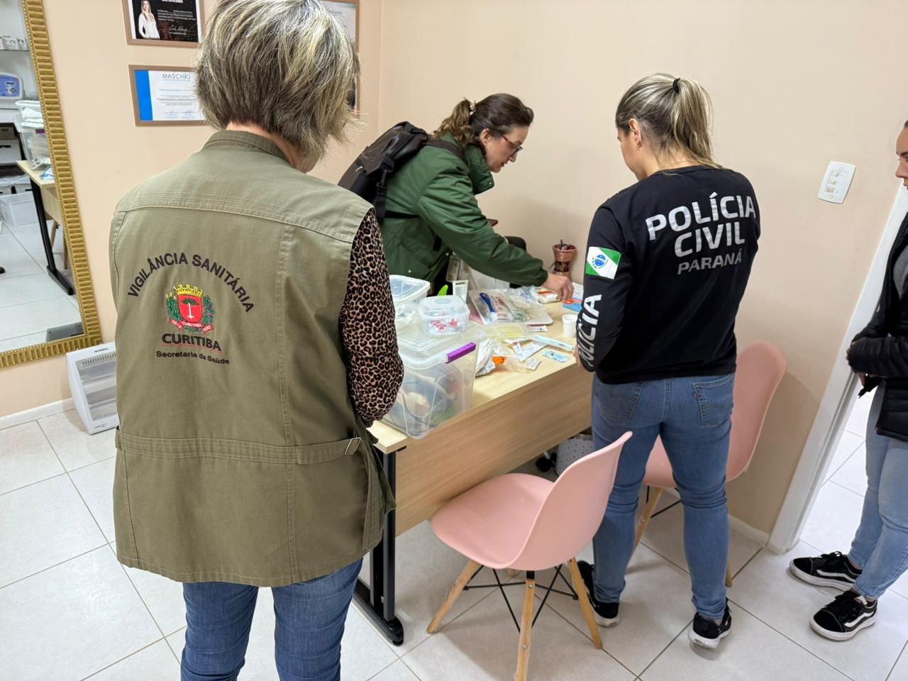 PCPR prende duas pessoas por exercício ilegal da medicina e outros crimes em Curitiba