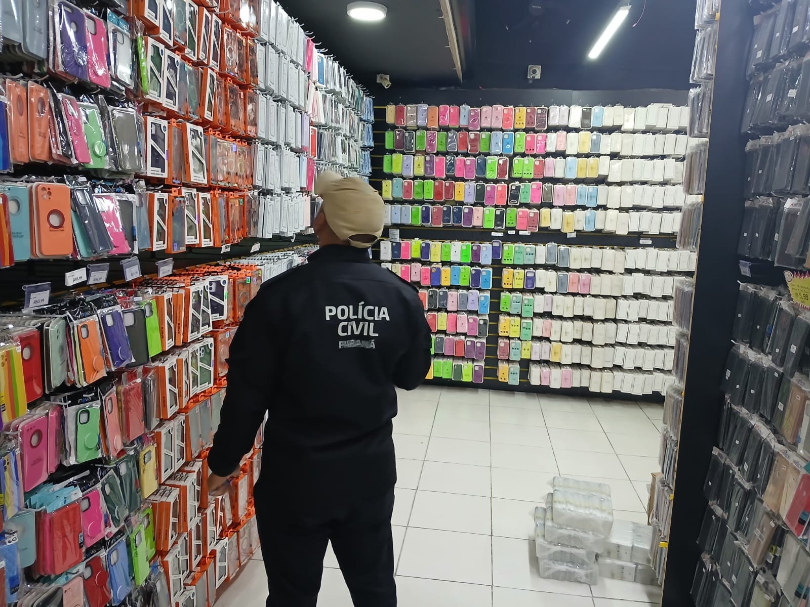 PCPR apreendeu mais de 16 mil produtos durante ação contra comercialização de acessórios para celular em Curitiba