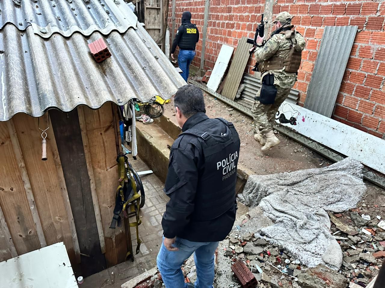 Operação integrada prende 25 pessoas suspeitas de integrar grupo criminoso no Alto Boqueirão, em Curitiba