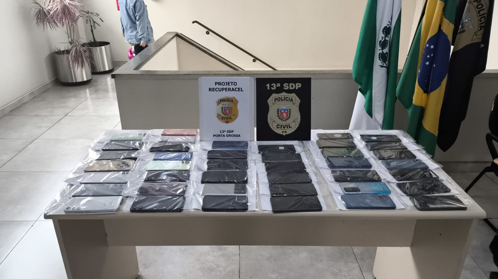 PCPR restitui mais de 50 celulares recuperados a vítimas em Ponta Grossa