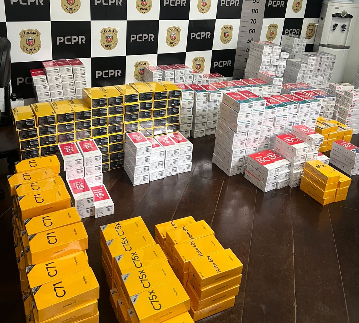 PCPR prende dois homens e apreende 1,6 mil celulares sem procedência em Curitiba