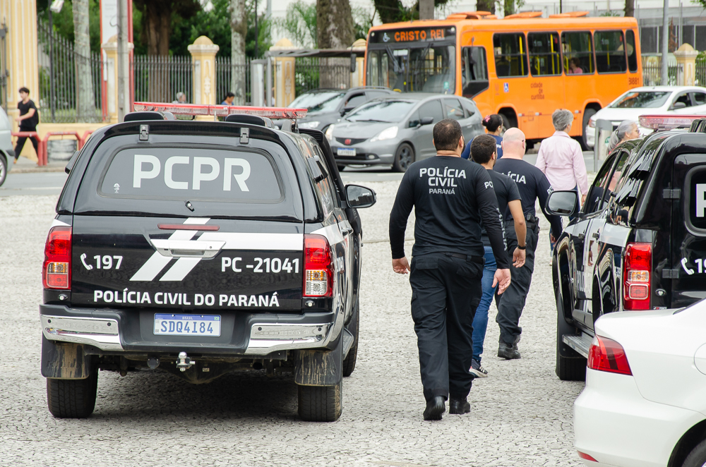 PCPR prende mulher investigada por duplo homicídio e divulga fotos de foragidos em Curitiba 