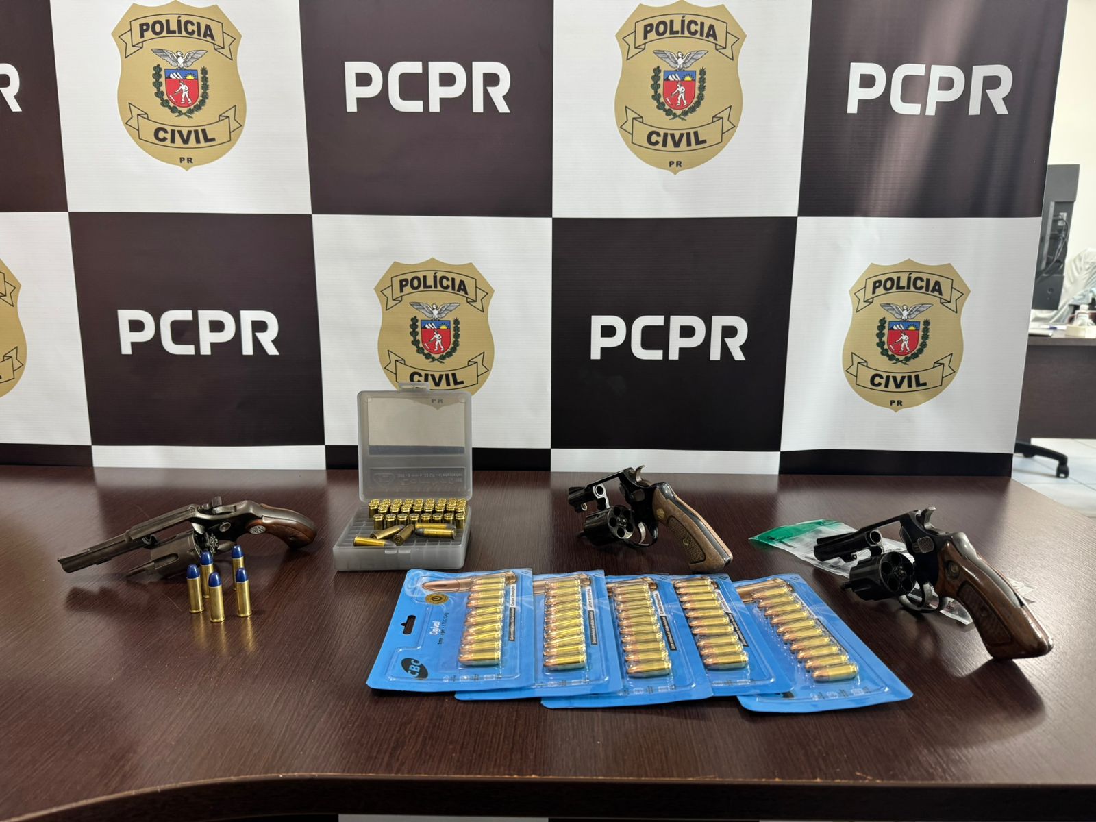 PCPR prende três pessoas e apreende armas de fogo e munições durante operação em RMC