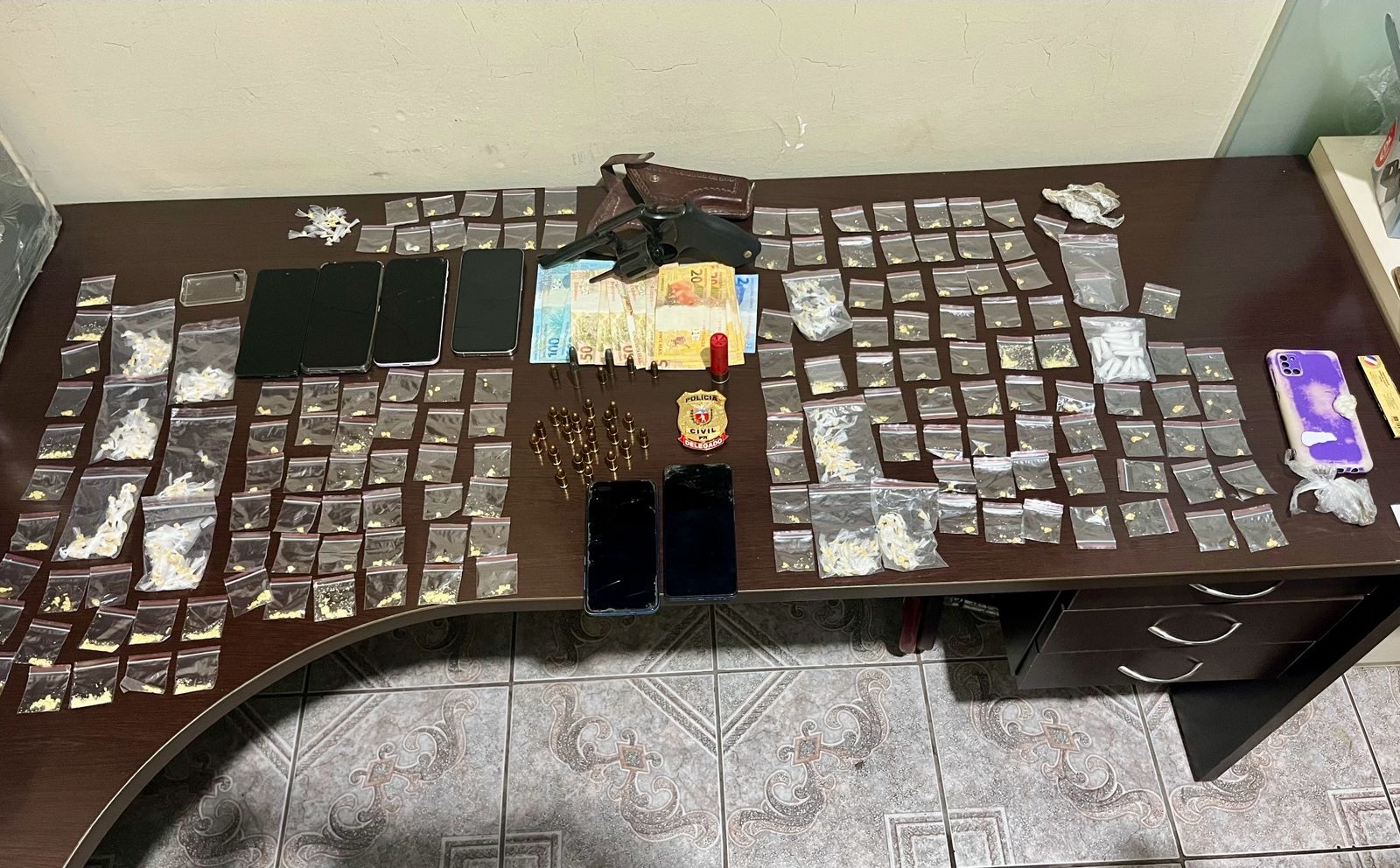 PCPR prende três pessoas e apreende drogas e armamento em Cerro Azul