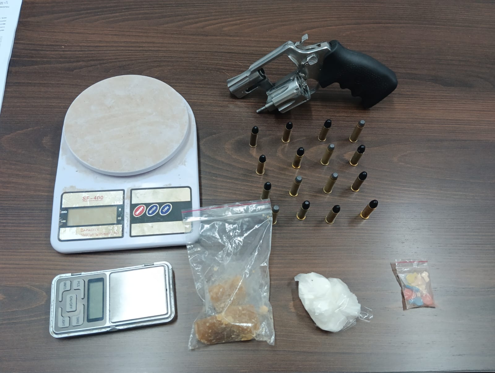 PCPR prende homem homem em flagrante por tráfico de drogas e apreende arma de fogo em Cascavel 