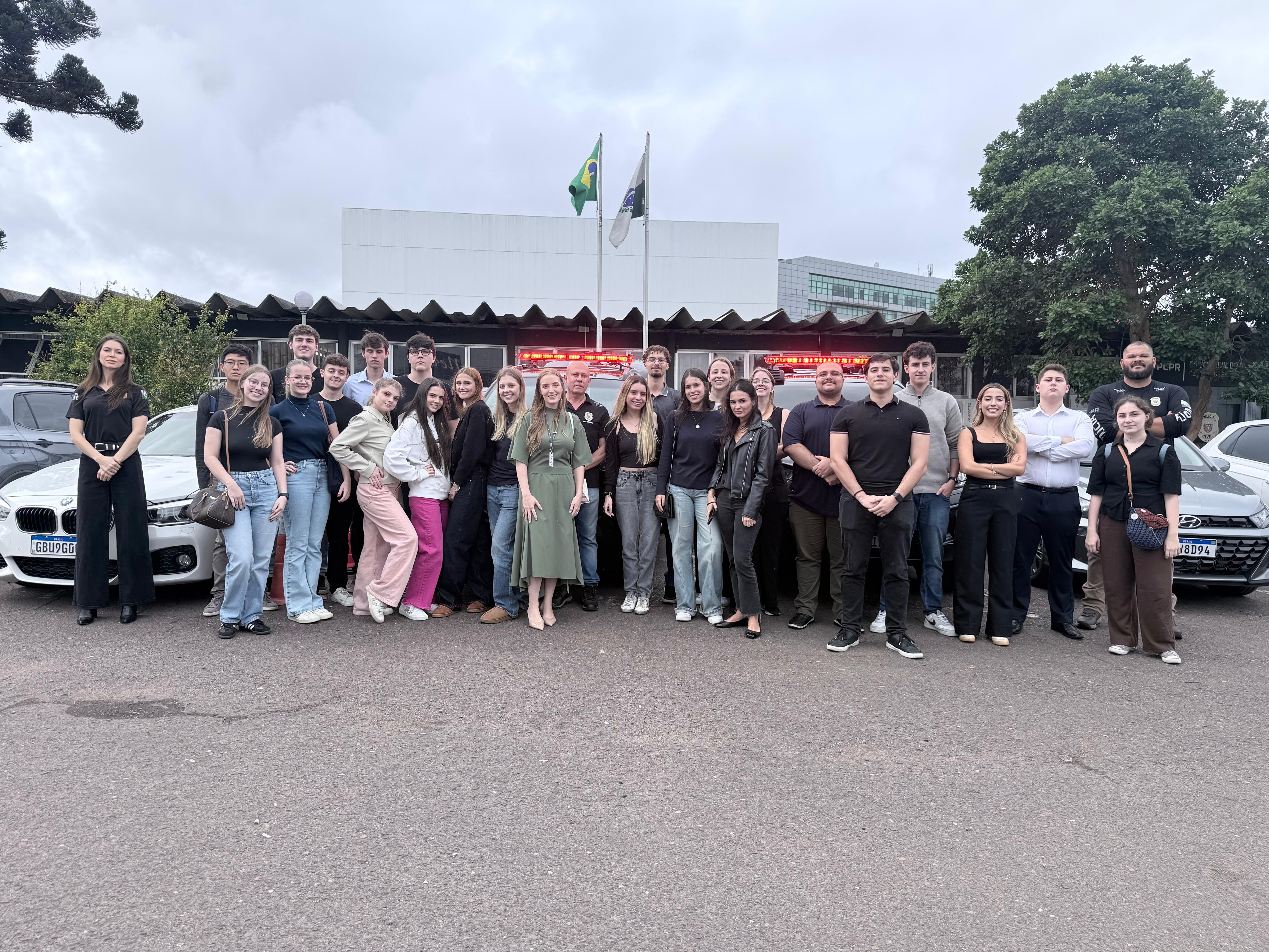 PCPR recebe estudantes de direito para visita técnica à Central de Flagrantes, em Curitiba