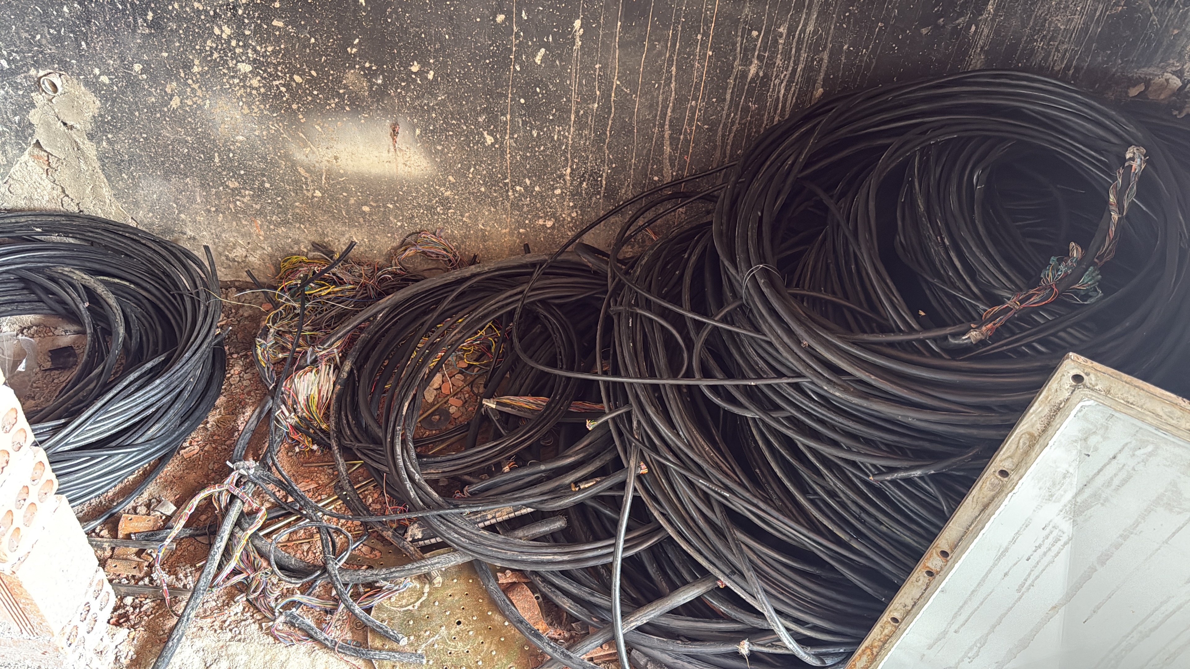 PCPR e GCM prendem cinco pessoas em posse de 1 tonelada de fios de cobre em Quatro Barras 