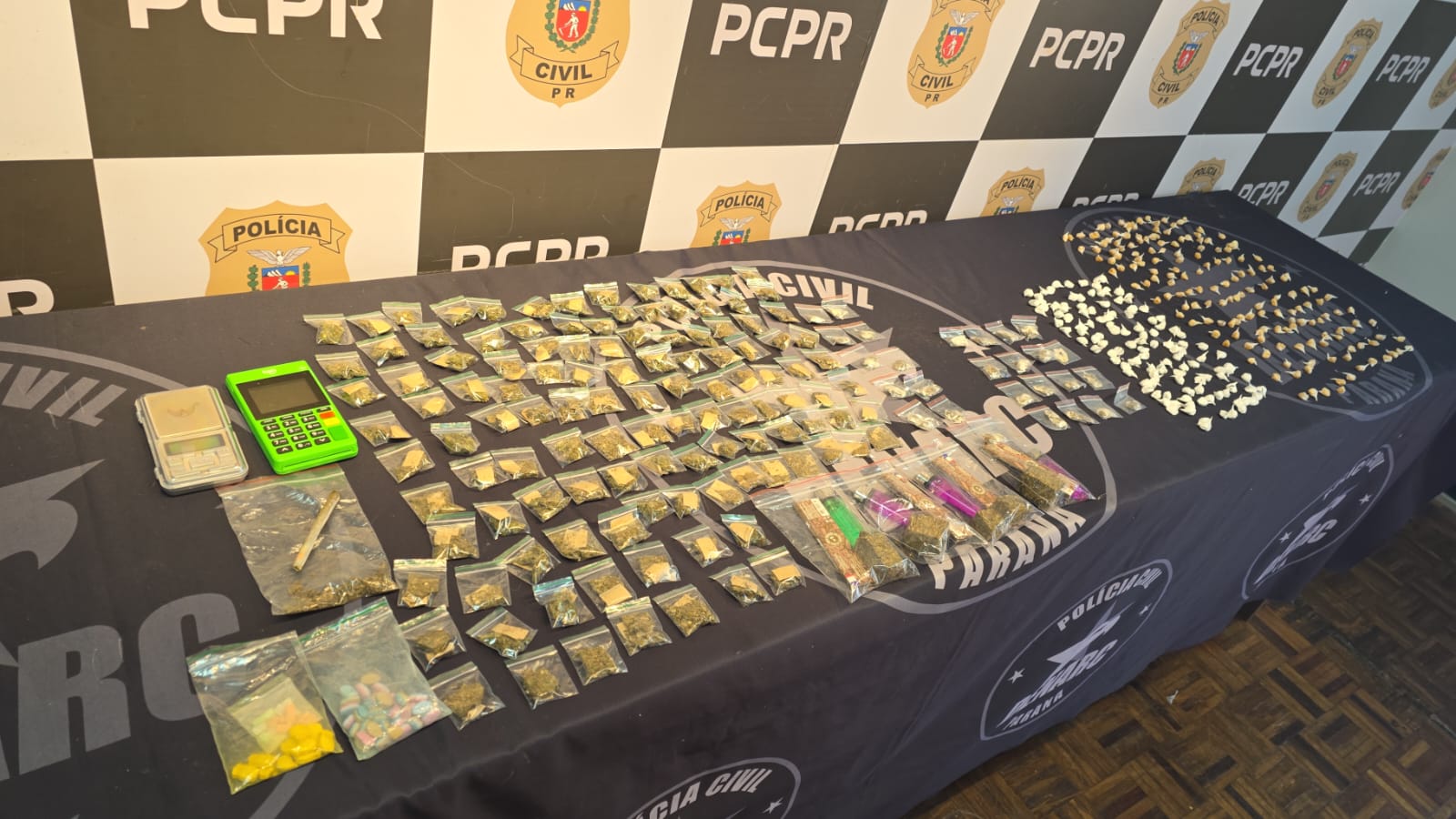 PCPR prende homem em flagrante por tráfico de drogas no bairro Ganchinho, em Curitiba