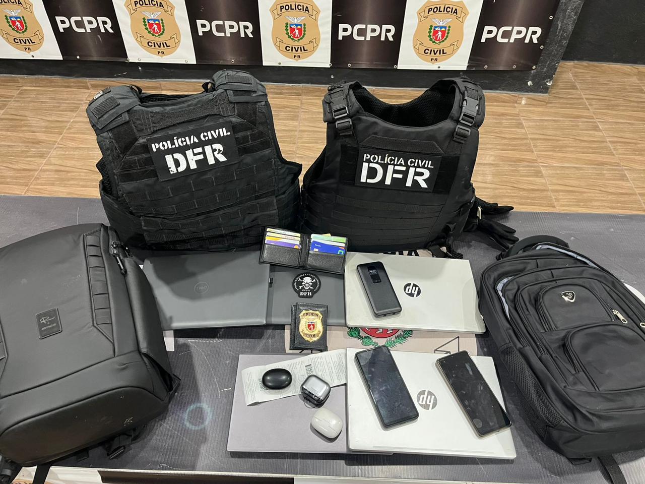 PCPR prende estrangeiros com notebooks furtados em Curitiba