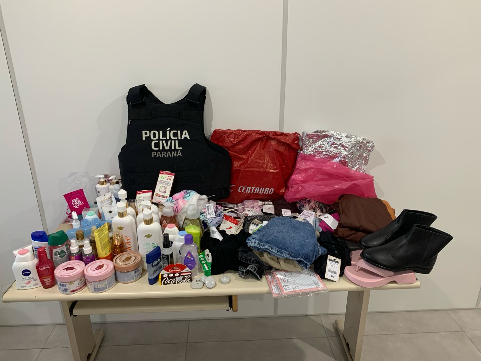 PCPR prende três pessoas por comércio ilegal de produtos em Curitiba