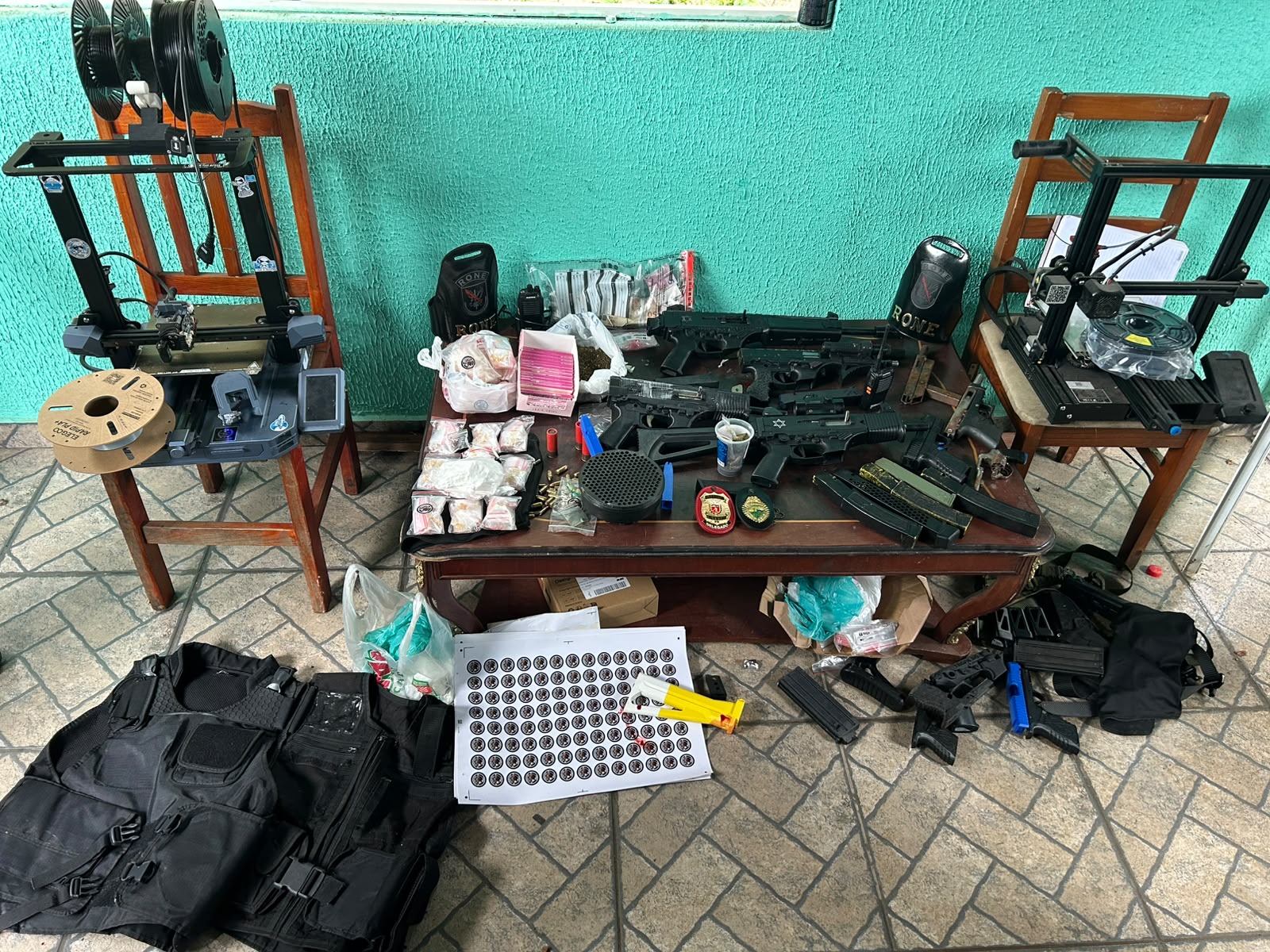PCPR e PMPR localizam foragido e apreendem armas, munições e drogas em Piraquara