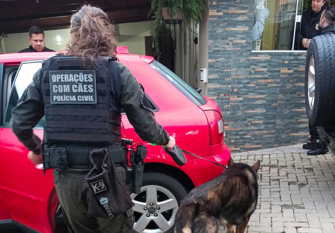PCPR prende casal e apreende armas, munições e equipamentos durante operação em Curitiba