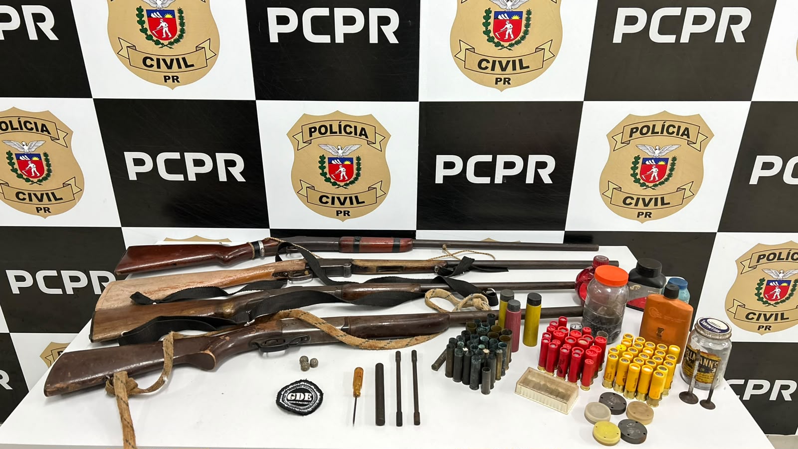 PCPR prende homem e apreende armas e aves silvestres durante ação em Cornélio Procópio