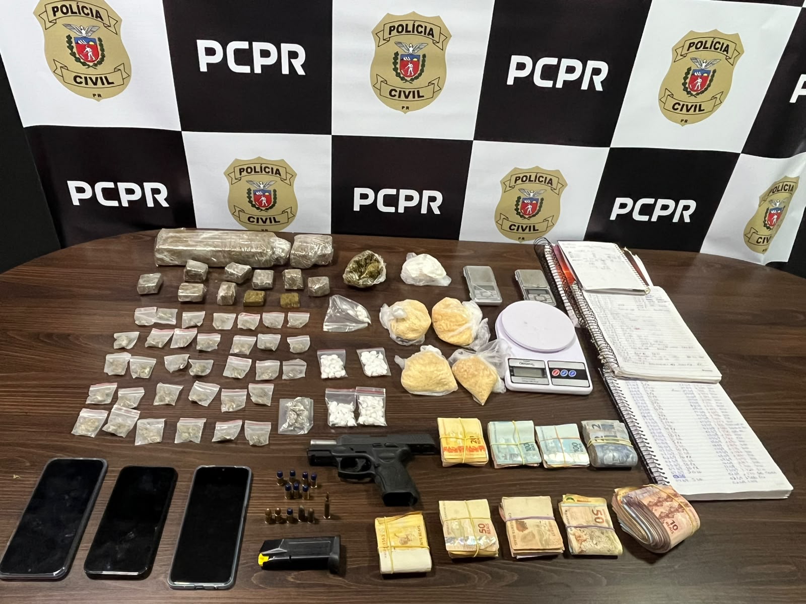 Drogas, pistola, munições, dinheiro e aparelhos celulares apreendidos pela Polícia Civil durante operação contra o tráfico em Fazenda Rio Grande.