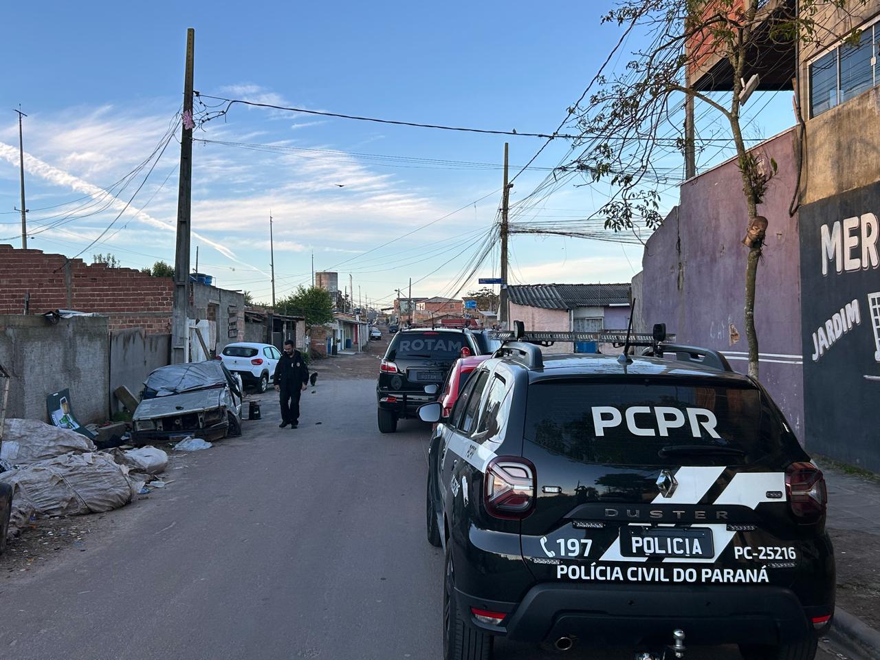 Forças de segurança apreendem mais de 20 celulares e produtos clandestinos em Curitiba