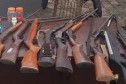 Diversas armas e munições sobre uma mesa