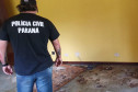 Policial observa ambiente repleto de fezes de cães