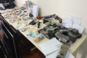 Sbre uma mesa, drogas, armas, dinheiro e produtos apreendidos