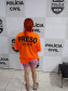 Mulher presa, de frente para a parede