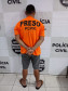 Homem preso, de frente para a parede