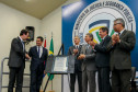 Governador Ratinho Junior cumprimenta o Ministro Sérgio Moro sob aplausos dos demais presentes