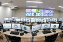 Dezenas de computadores em uma sala de operações