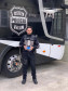 Investigador Juliano Filardo posa com drone e uniforme policial em frente a ônibus da PCPR