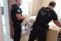 Dois policiais civis recolhendo materiais cirúrgicos