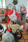 Senhora fazendo carinho em Papai Noel durante entrega de presente 