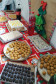 Mesa de lanche da tarde com brigadeiro, doces, salgados e refrigerantes