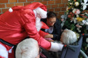 Papai Noel interagindo com idosos abrigados no lar