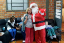 Papai Noel posando para foto com idosa