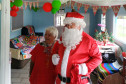 Senhora e papai noel enganchados e sorrindo