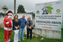 Policiais Civis e papai Noel em frente a casa de repouso ABAVN
