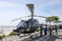 Helicóptero da PCPR e pessoas interagindo com policiais