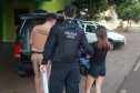 Policiais conduzindo a suspeita