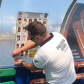 Policial da PCPR colando cartaz de crianças desaparecidas