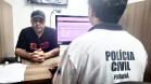 Policial civil registrando Boletim de Ocorrência
