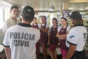 Polícia civil conversa com diversas pessoas no litoral
