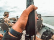 policiais dentro de barco em operação no rio paraná